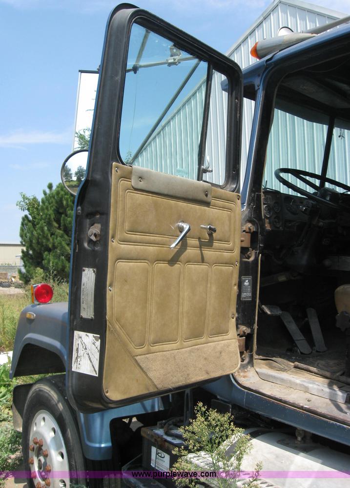 image for item 2727 1984 Mack RWS788ST semi truck