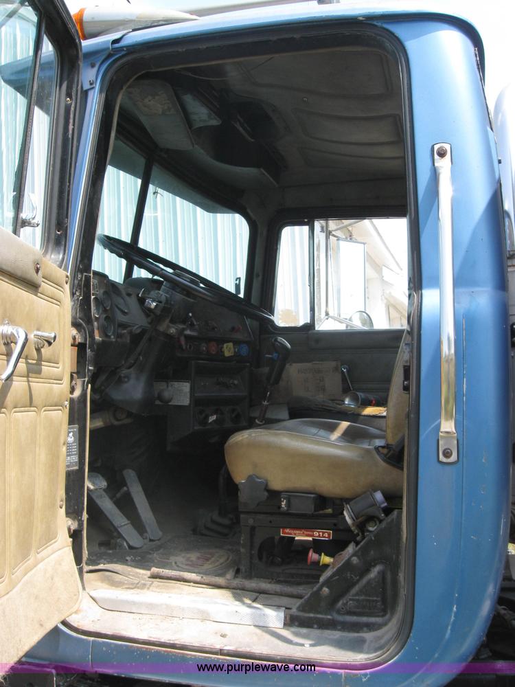 image for item 2727 1984 Mack RWS788ST semi truck