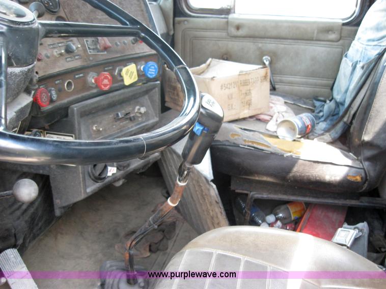 image for item 2727 1984 Mack RWS788ST semi truck