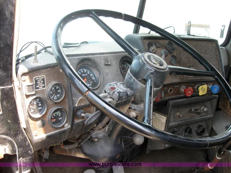 image for item 2727 1984 Mack RWS788ST semi truck