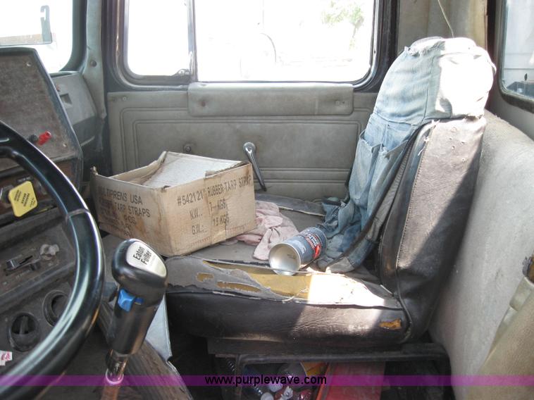 image for item 2727 1984 Mack RWS788ST semi truck