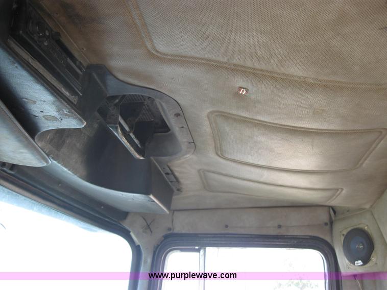 image for item 2727 1984 Mack RWS788ST semi truck