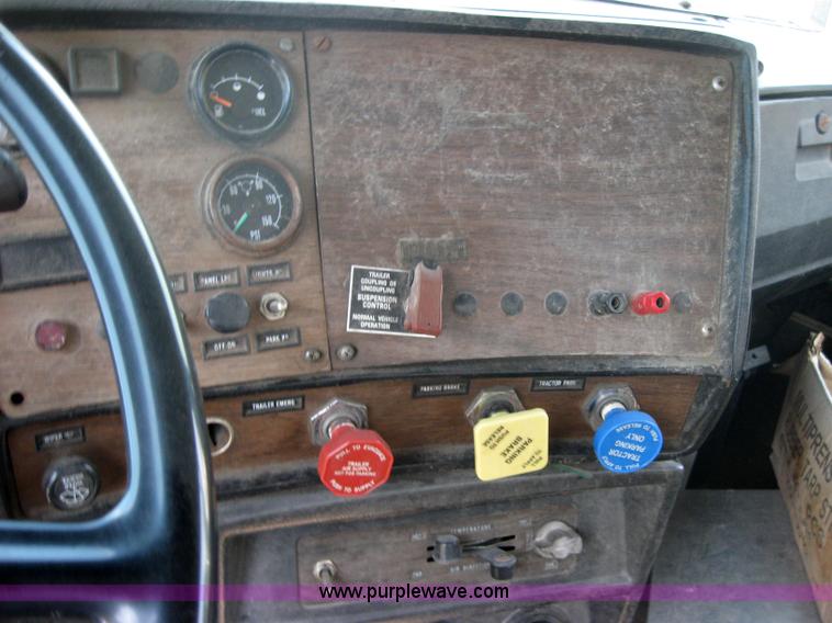 image for item 2727 1984 Mack RWS788ST semi truck