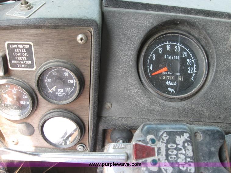 image for item 2727 1984 Mack RWS788ST semi truck