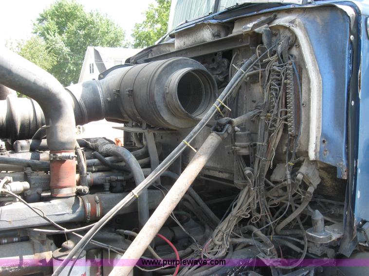 image for item 2727 1984 Mack RWS788ST semi truck