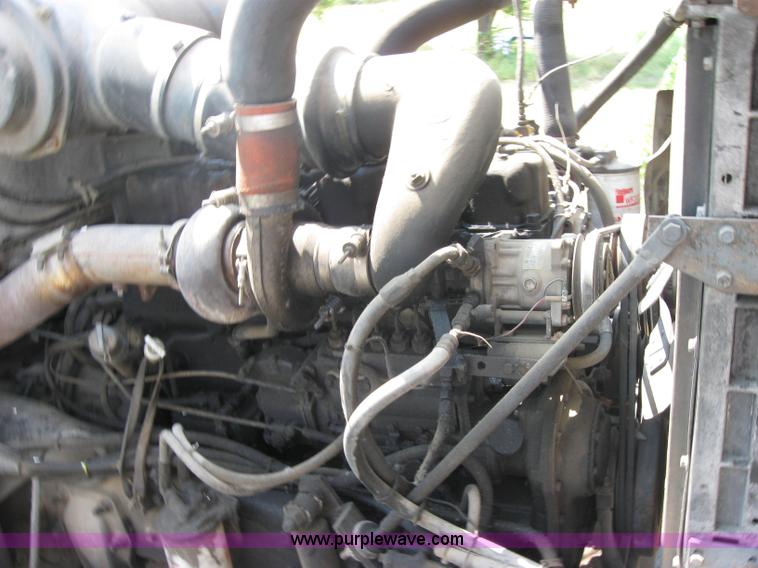 image for item 2727 1984 Mack RWS788ST semi truck