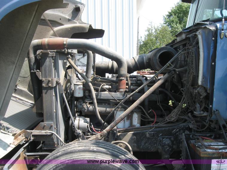 image for item 2727 1984 Mack RWS788ST semi truck