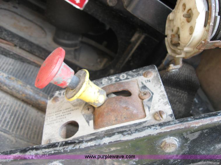 image for item 2727 1984 Mack RWS788ST semi truck