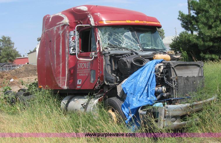 image for item 2729 2001 Freightliner Columbia 120 semi truck