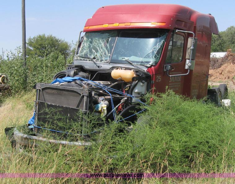 image for item 2729 2001 Freightliner Columbia 120 semi truck