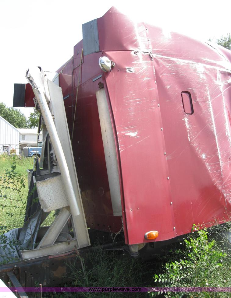 image for item 2729 2001 Freightliner Columbia 120 semi truck