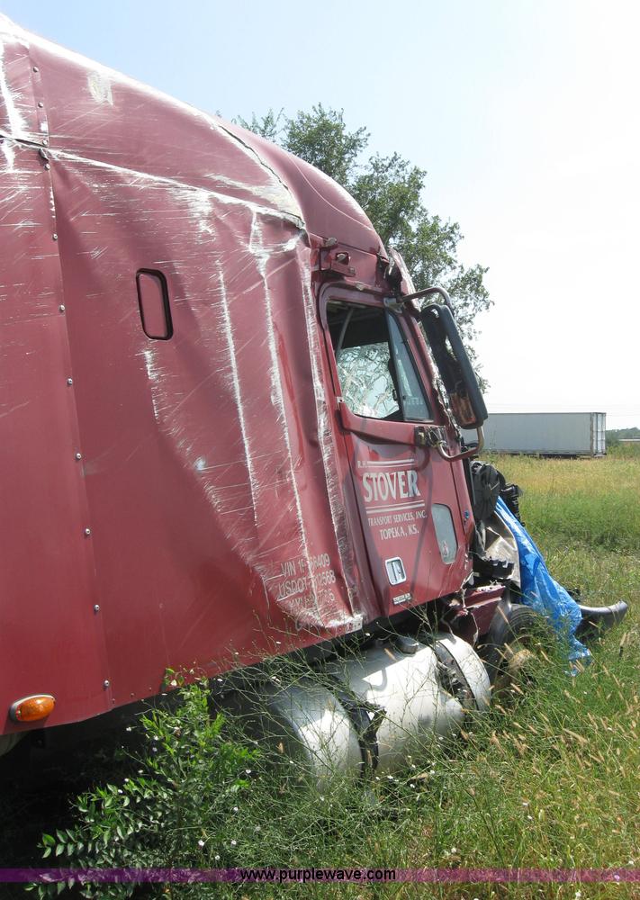 image for item 2729 2001 Freightliner Columbia 120 semi truck