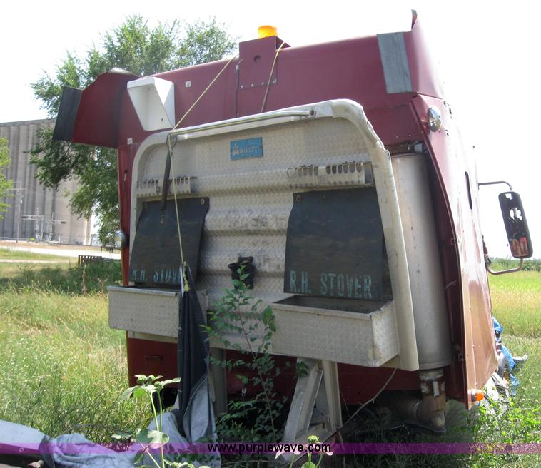 image for item 2729 2001 Freightliner Columbia 120 semi truck