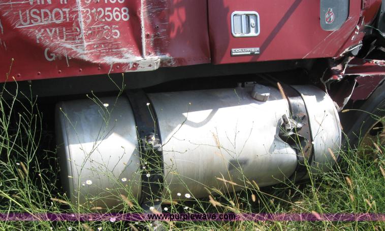 image for item 2729 2001 Freightliner Columbia 120 semi truck