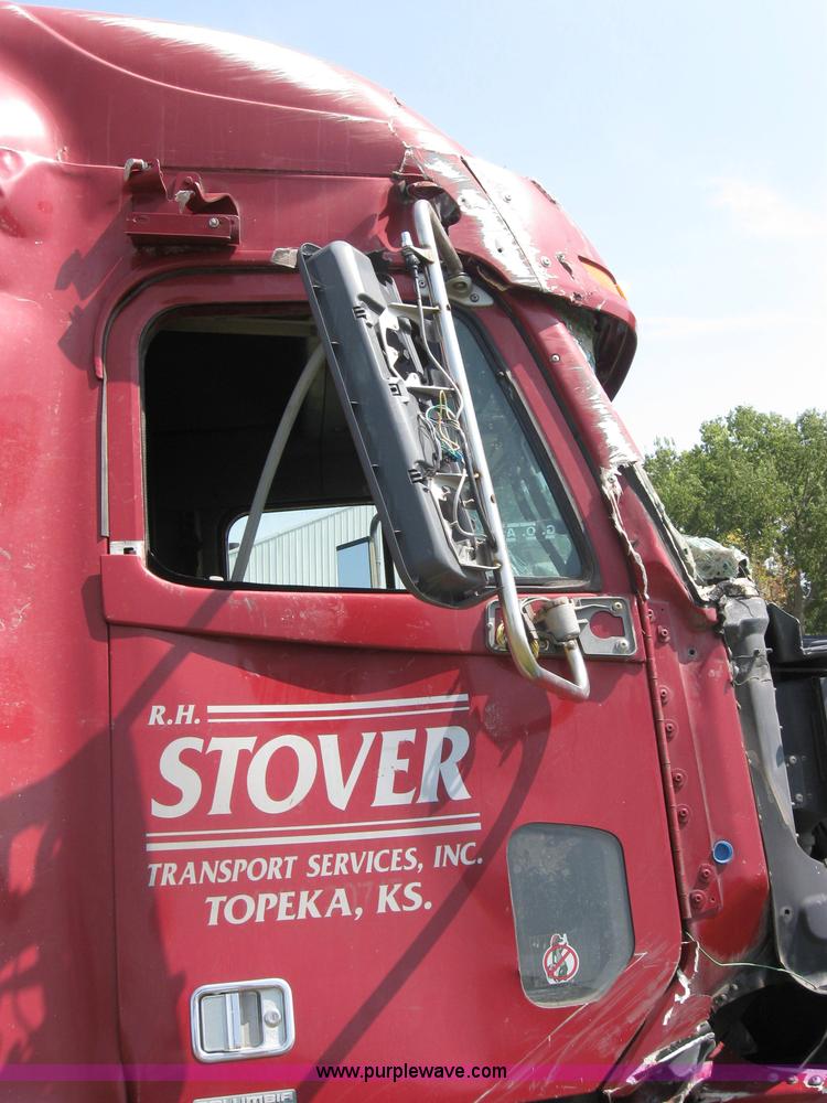 image for item 2729 2001 Freightliner Columbia 120 semi truck