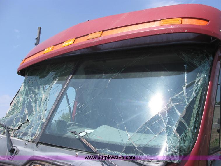 image for item 2729 2001 Freightliner Columbia 120 semi truck