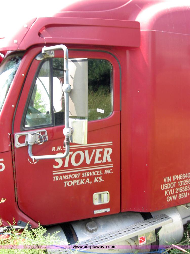 image for item 2729 2001 Freightliner Columbia 120 semi truck