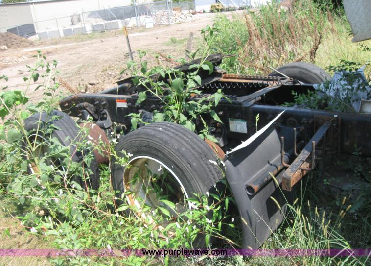 image for item 2729 2001 Freightliner Columbia 120 semi truck