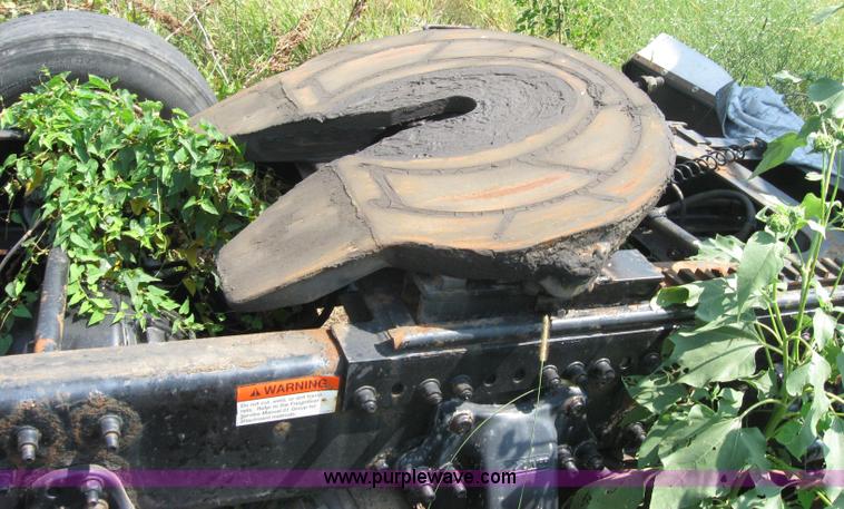 image for item 2729 2001 Freightliner Columbia 120 semi truck