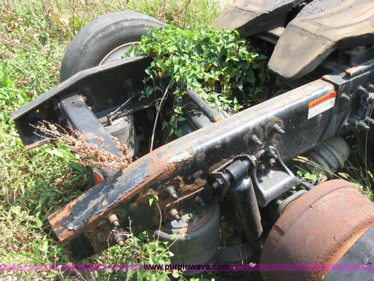 image for item 2729 2001 Freightliner Columbia 120 semi truck