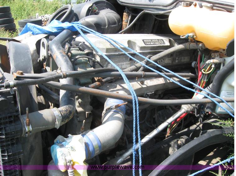 image for item 2729 2001 Freightliner Columbia 120 semi truck