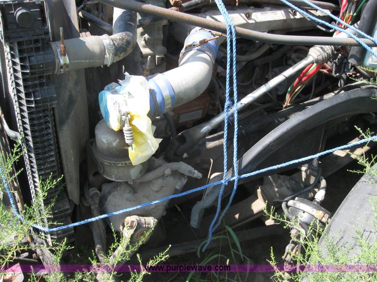 image for item 2729 2001 Freightliner Columbia 120 semi truck