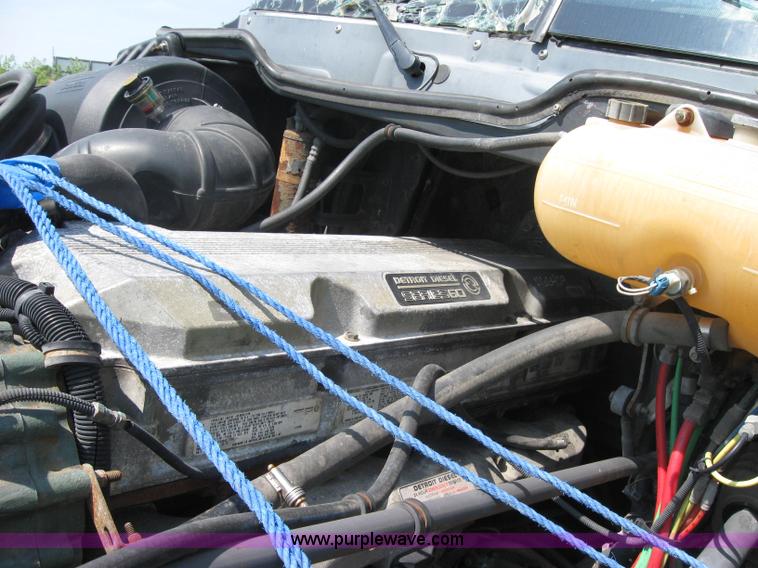 image for item 2729 2001 Freightliner Columbia 120 semi truck