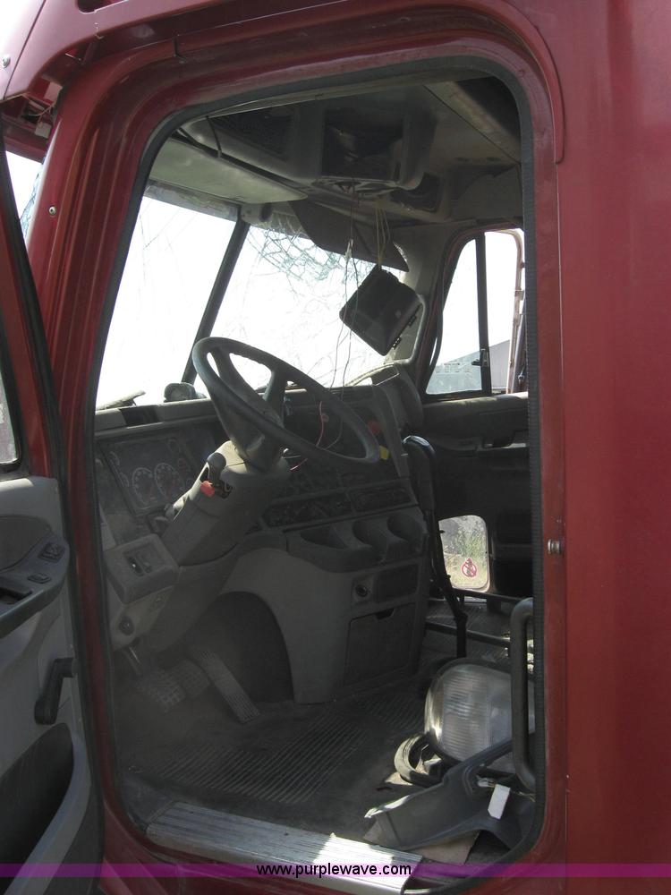 image for item 2729 2001 Freightliner Columbia 120 semi truck