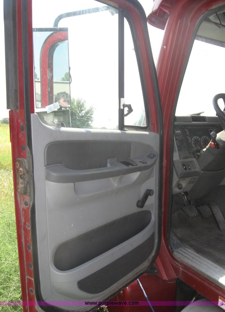 image for item 2729 2001 Freightliner Columbia 120 semi truck