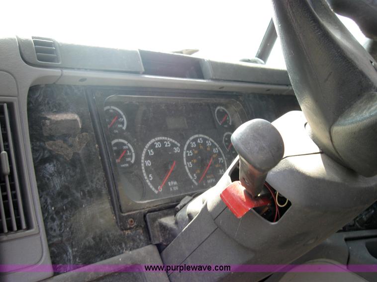 image for item 2729 2001 Freightliner Columbia 120 semi truck