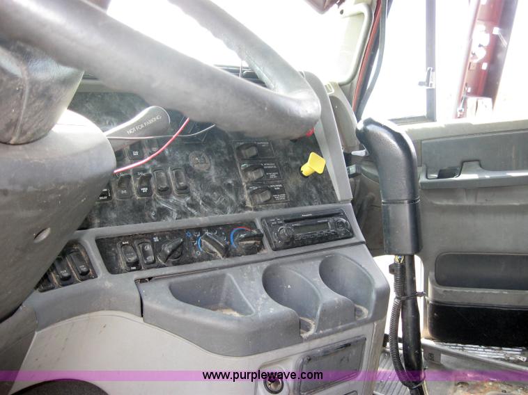 image for item 2729 2001 Freightliner Columbia 120 semi truck