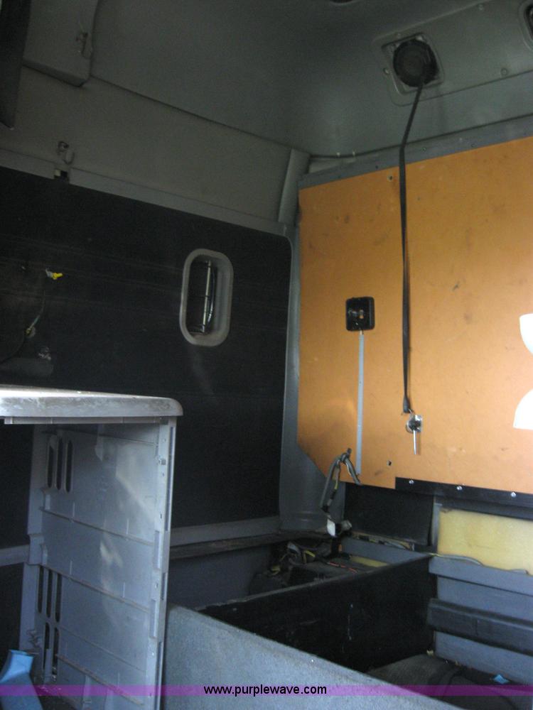 image for item 2729 2001 Freightliner Columbia 120 semi truck