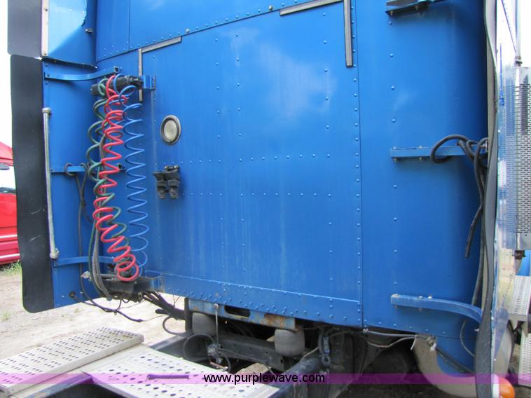 image for item 3090 2003 Freightliner Conventional FLD132 XL Classic semi truck