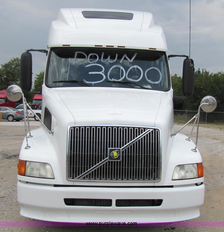 image for item 3091 2003 Volvo VNL 770 semi truck