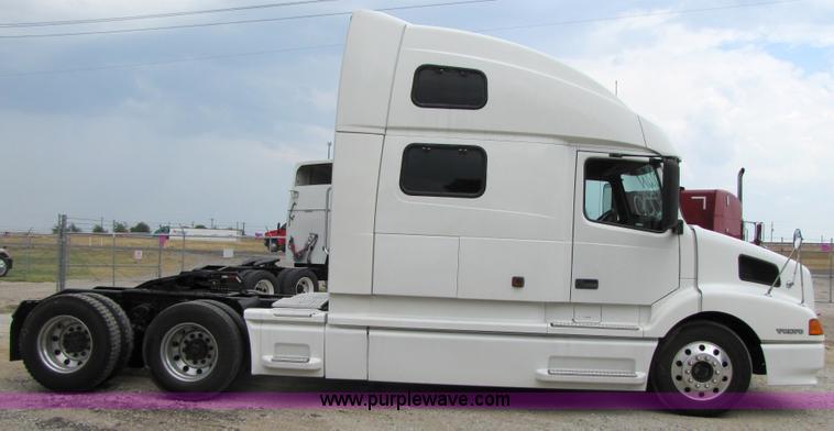 image for item 3091 2003 Volvo VNL 770 semi truck