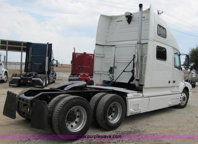 image for item 3091 2003 Volvo VNL 770 semi truck