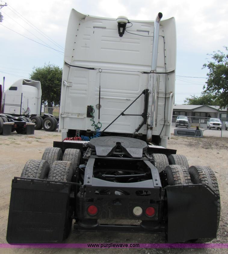 image for item 3091 2003 Volvo VNL 770 semi truck