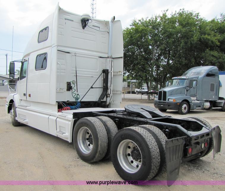 image for item 3091 2003 Volvo VNL 770 semi truck
