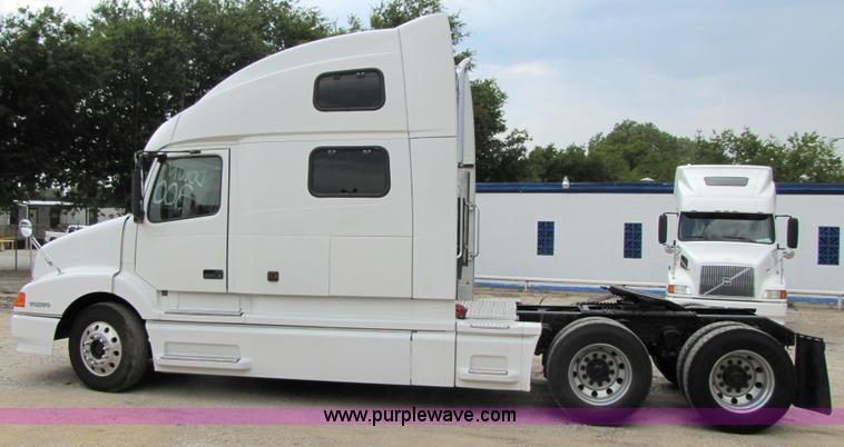 image for item 3091 2003 Volvo VNL 770 semi truck