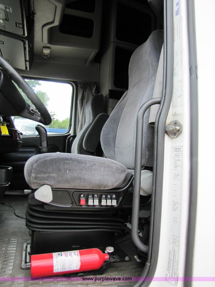 image for item 3091 2003 Volvo VNL 770 semi truck