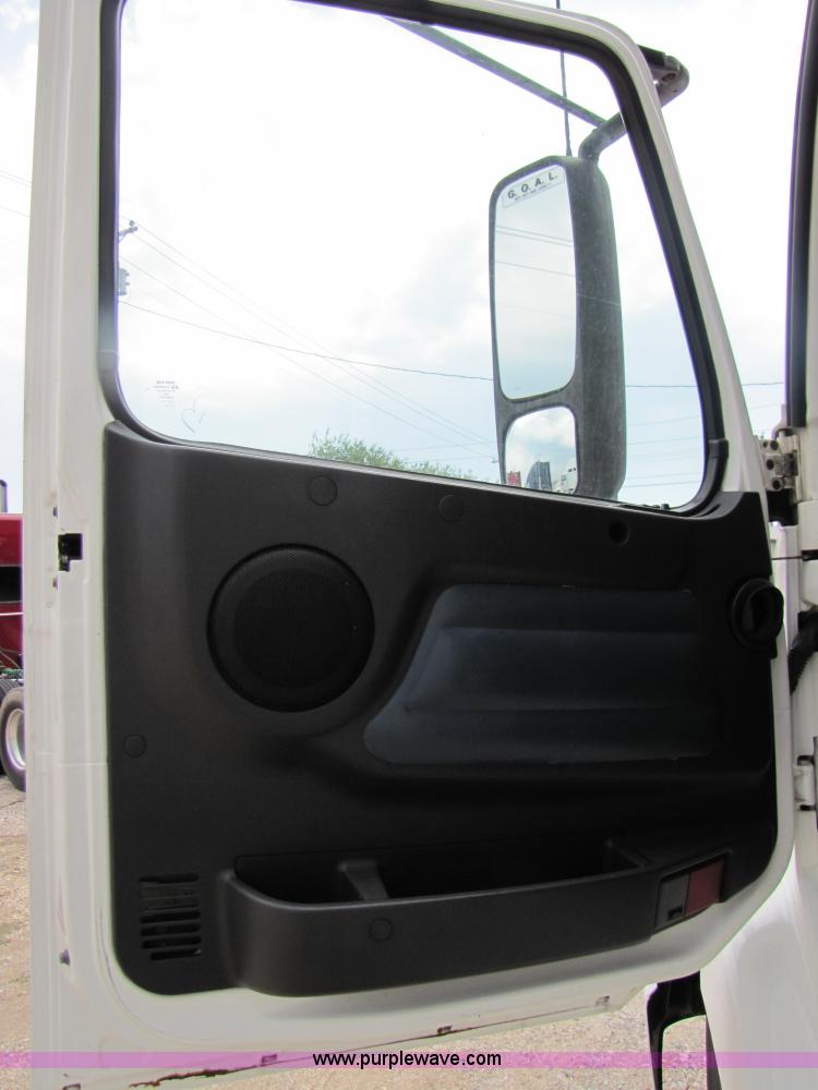 image for item 3091 2003 Volvo VNL 770 semi truck