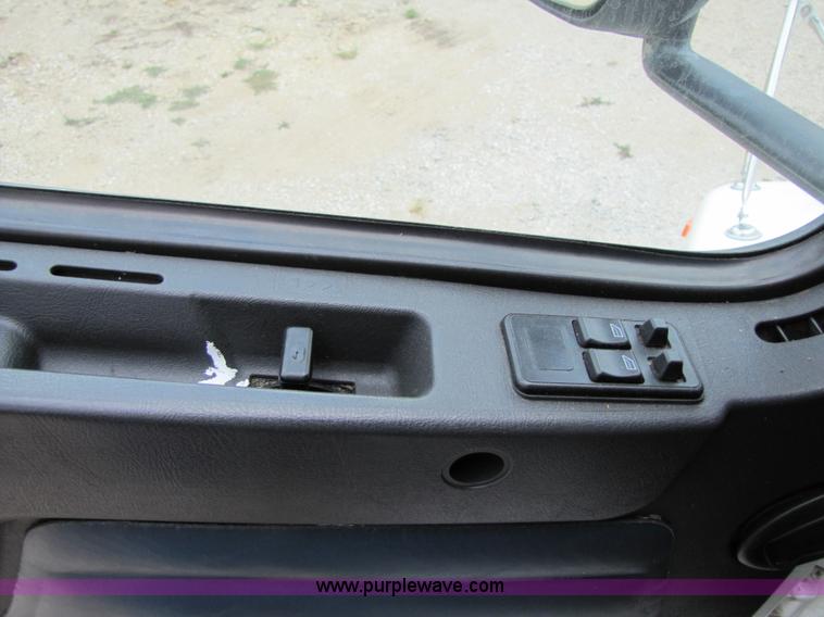 image for item 3091 2003 Volvo VNL 770 semi truck