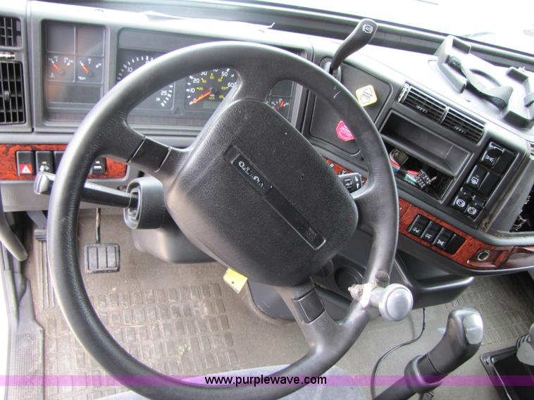 image for item 3091 2003 Volvo VNL 770 semi truck