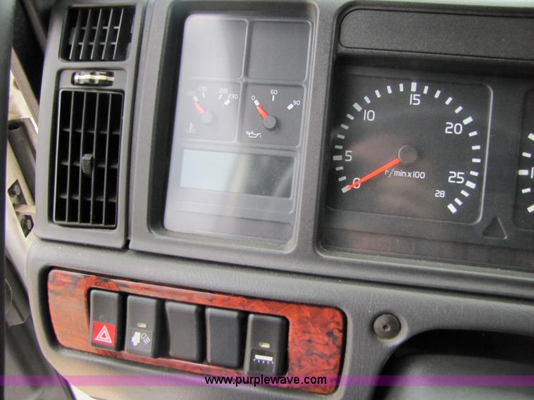 image for item 3091 2003 Volvo VNL 770 semi truck