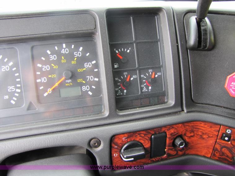 image for item 3091 2003 Volvo VNL 770 semi truck