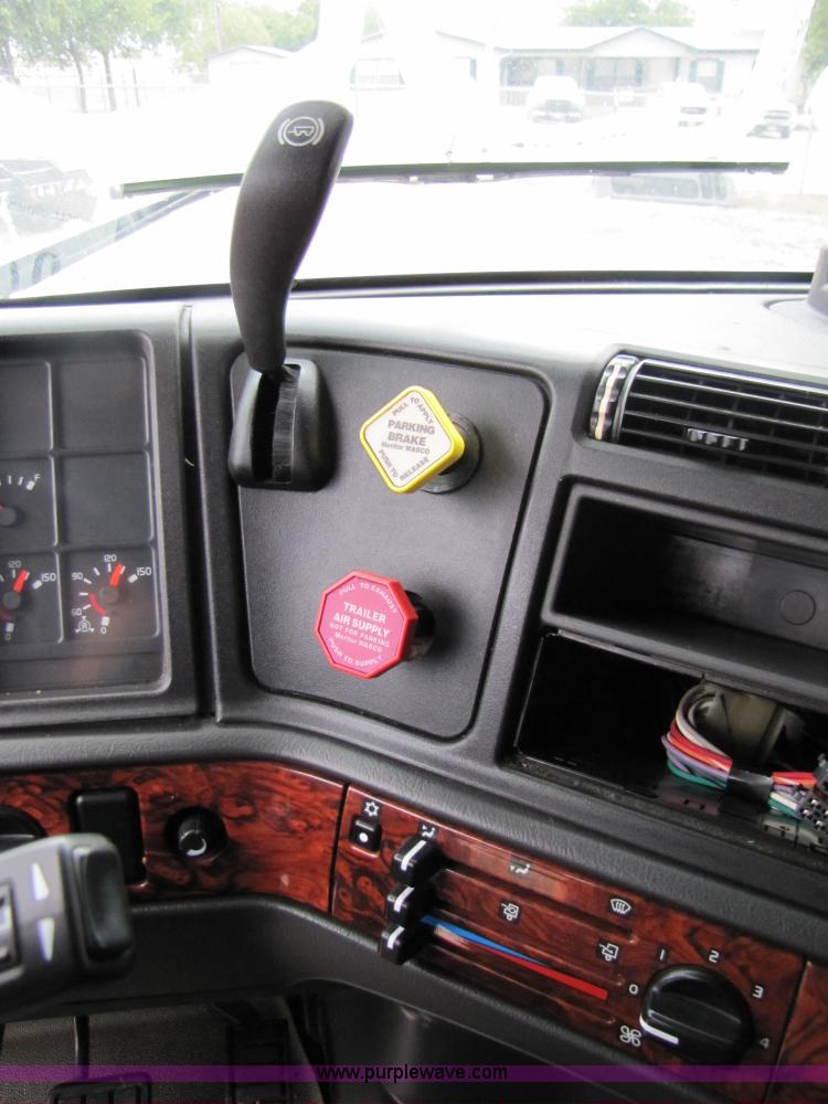 image for item 3091 2003 Volvo VNL 770 semi truck