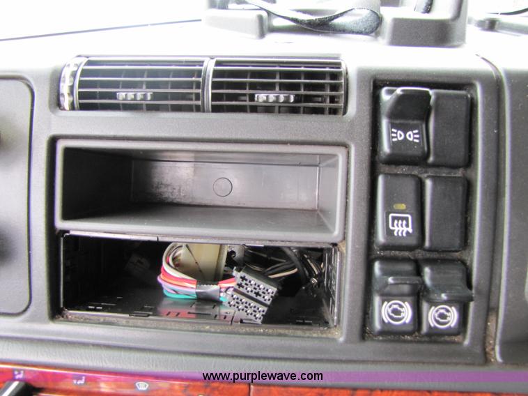 image for item 3091 2003 Volvo VNL 770 semi truck