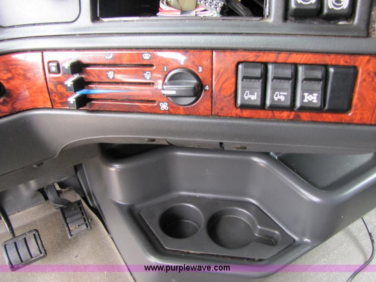 image for item 3091 2003 Volvo VNL 770 semi truck