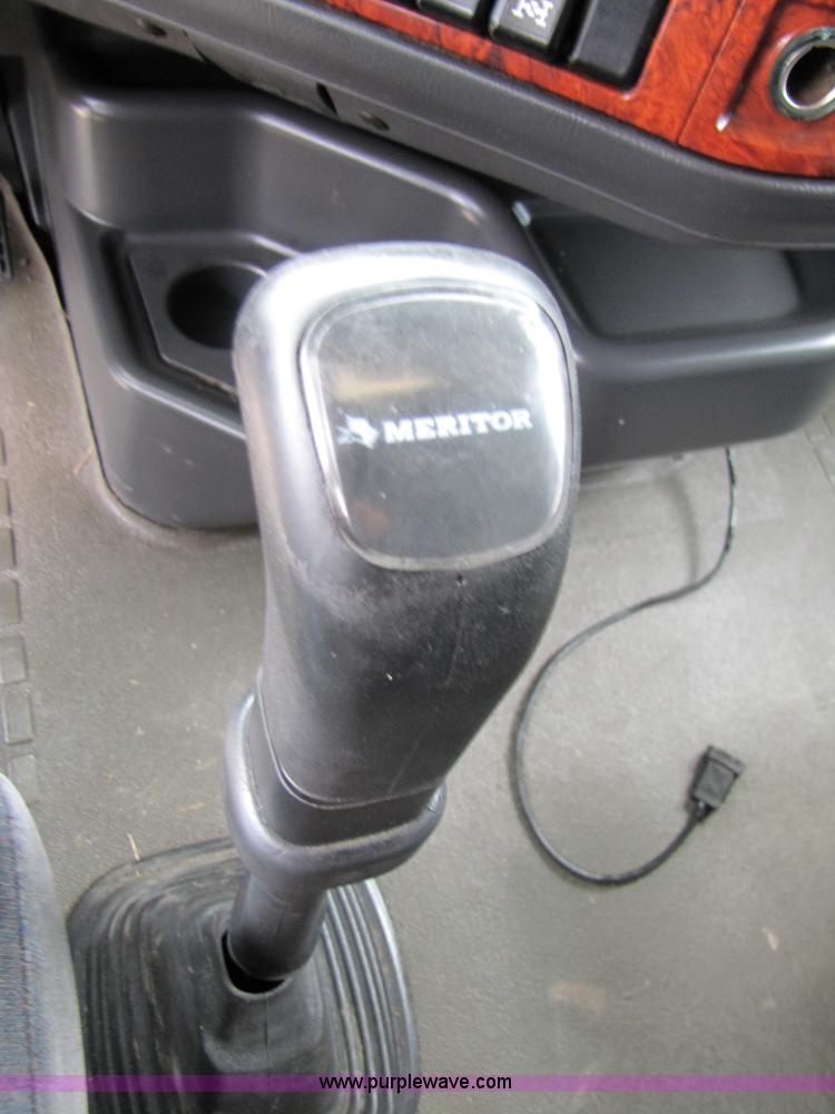 image for item 3091 2003 Volvo VNL 770 semi truck