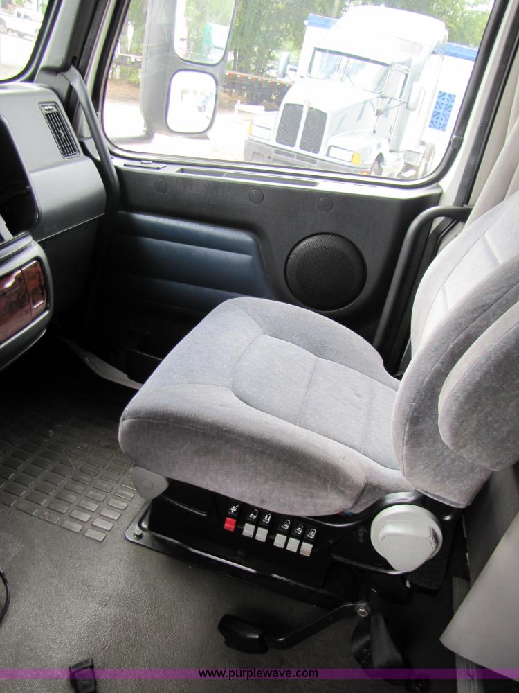 image for item 3091 2003 Volvo VNL 770 semi truck